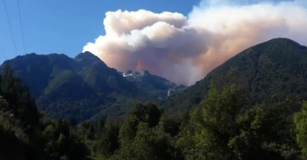 Incendio en Steffen: Por situaciones críticas del clima piden a voluntarios no obstaculizar el trabajo de combatientes