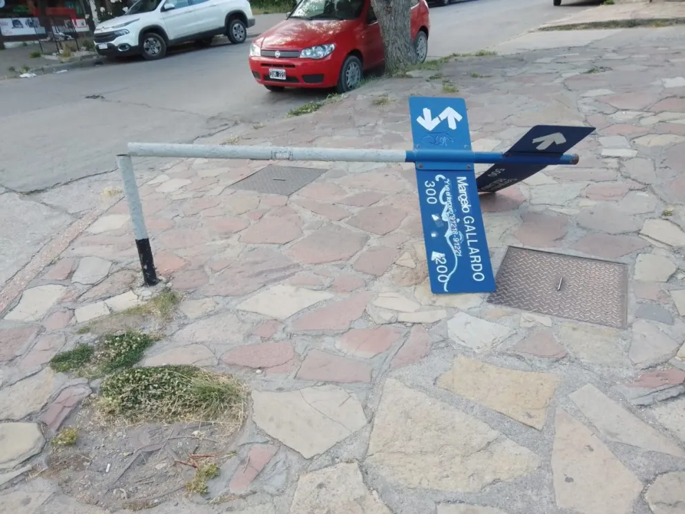 Uno de los carteles de la calle "Marcelo Gallardo" amaneció cortado y en el suelo 