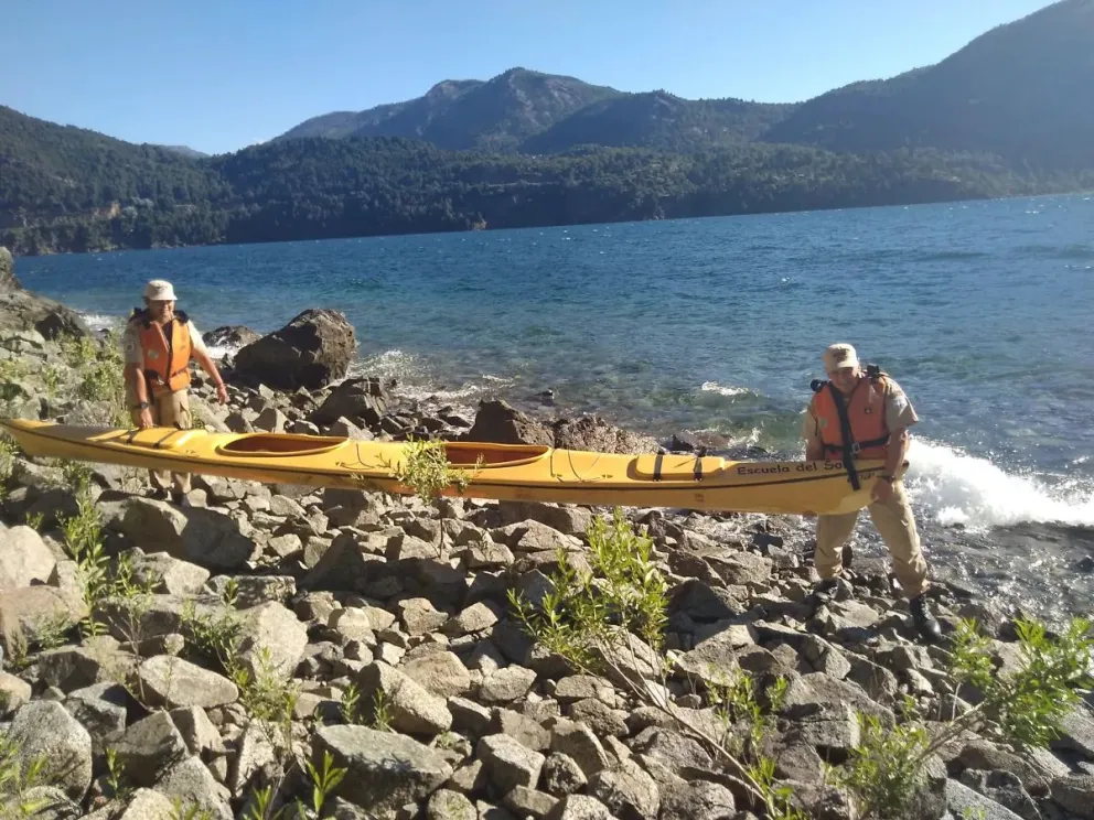 Prefectura rescató a dos hermanos a los que se les rompió el kayak