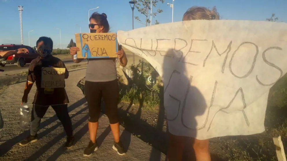Vecinos de distintos barrios altos se manifestaron por la falta de agua 