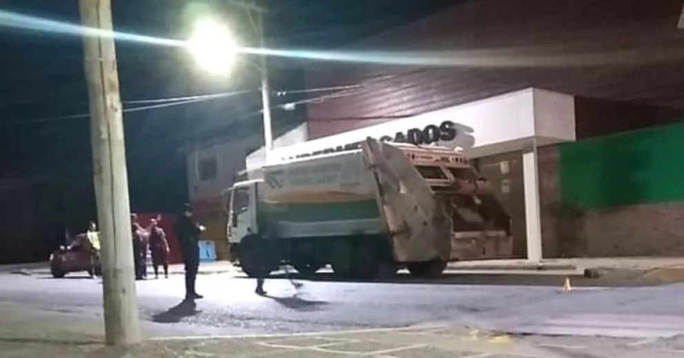 ¡Una locura! Tirotearon a un camión de basura por discusión de tránsito