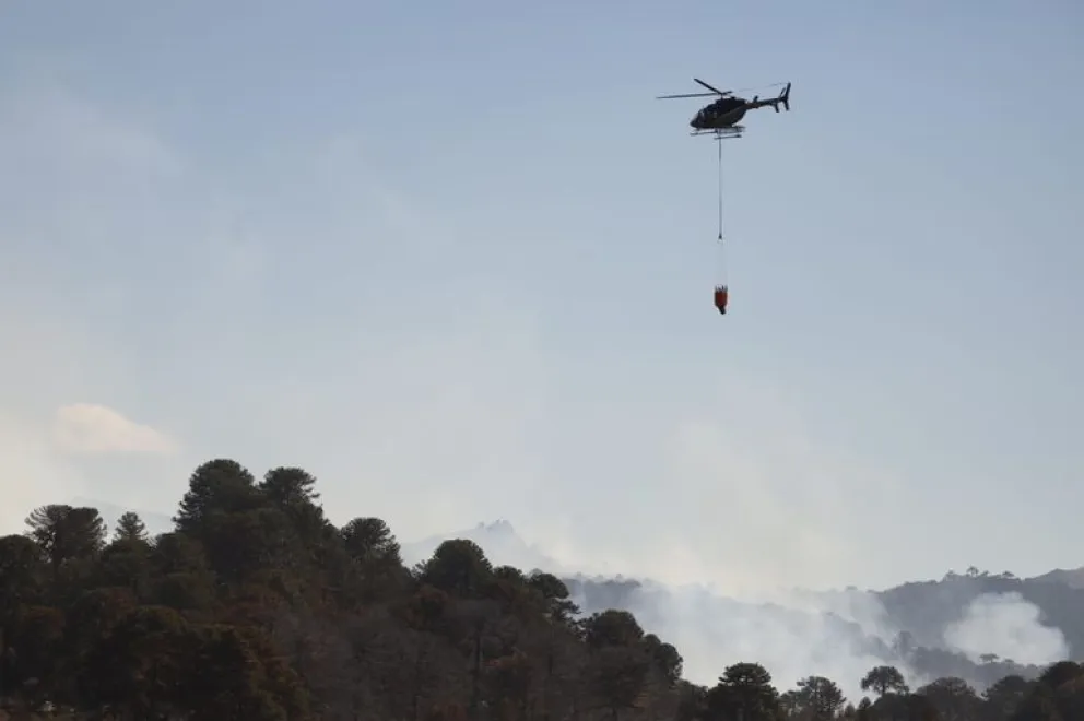 Cayó un helicóptero que combatía los incendios y murieron los dos tripulantes