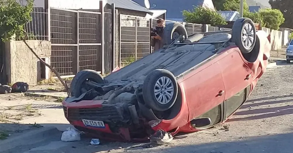 Una joven perdió el control del auto, chocó contra una casa y volcó