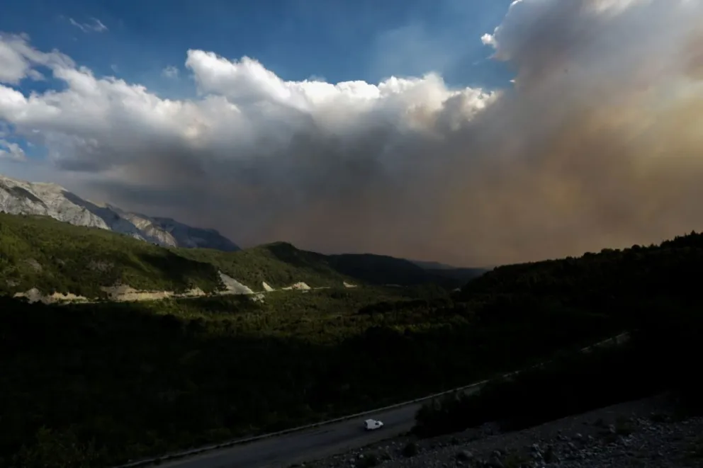La llegada de la lluvia al incendio del lago Martin en fotos