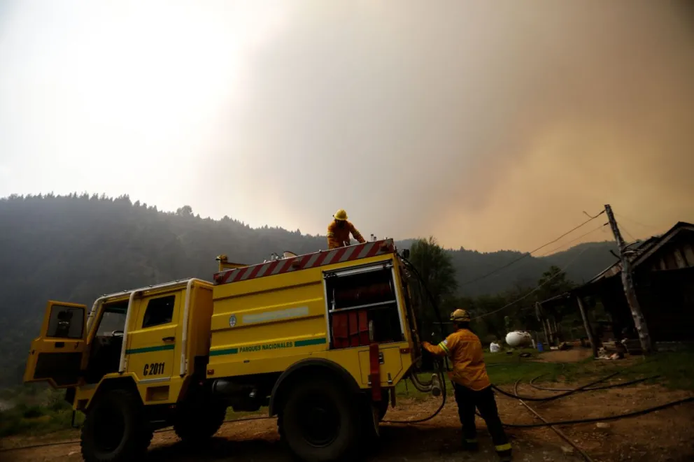 A pesar del fuerte calor de este lunes los brigadistas trabajaron arduamente  