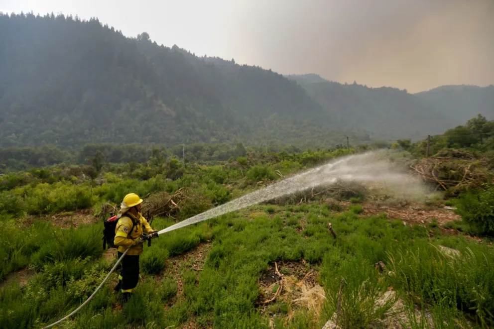 El incendio en los lagos Martin y Steffen continúa con más focos activos que controlados 