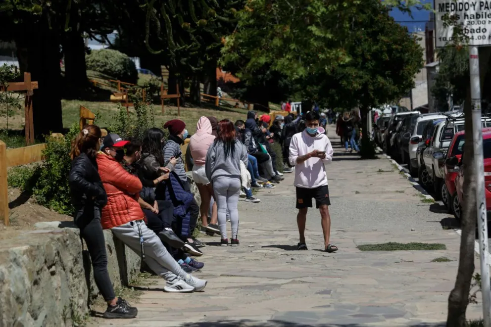 Bajó un 40% promedio el índice de positividad de Covid 
