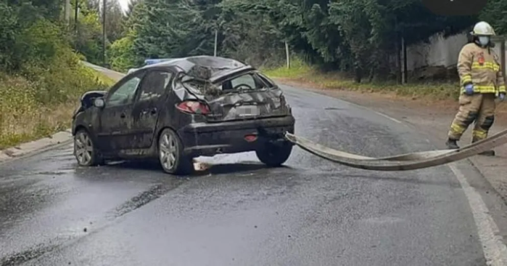 Volcó en Bustillo y dejó el auto abandonado en el lugar