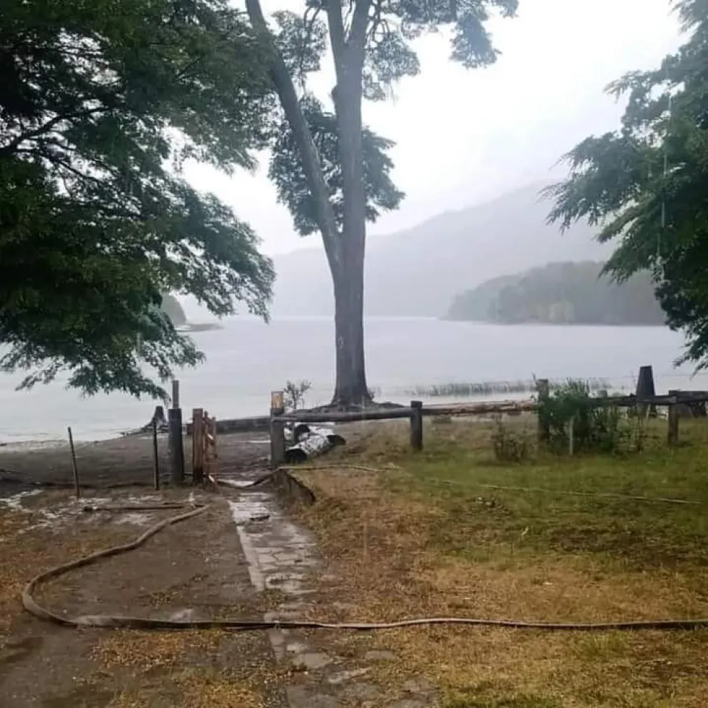 La lluvia juega un papel crucial pero el viento mantuvo activo el fuego en los bordes del incendio