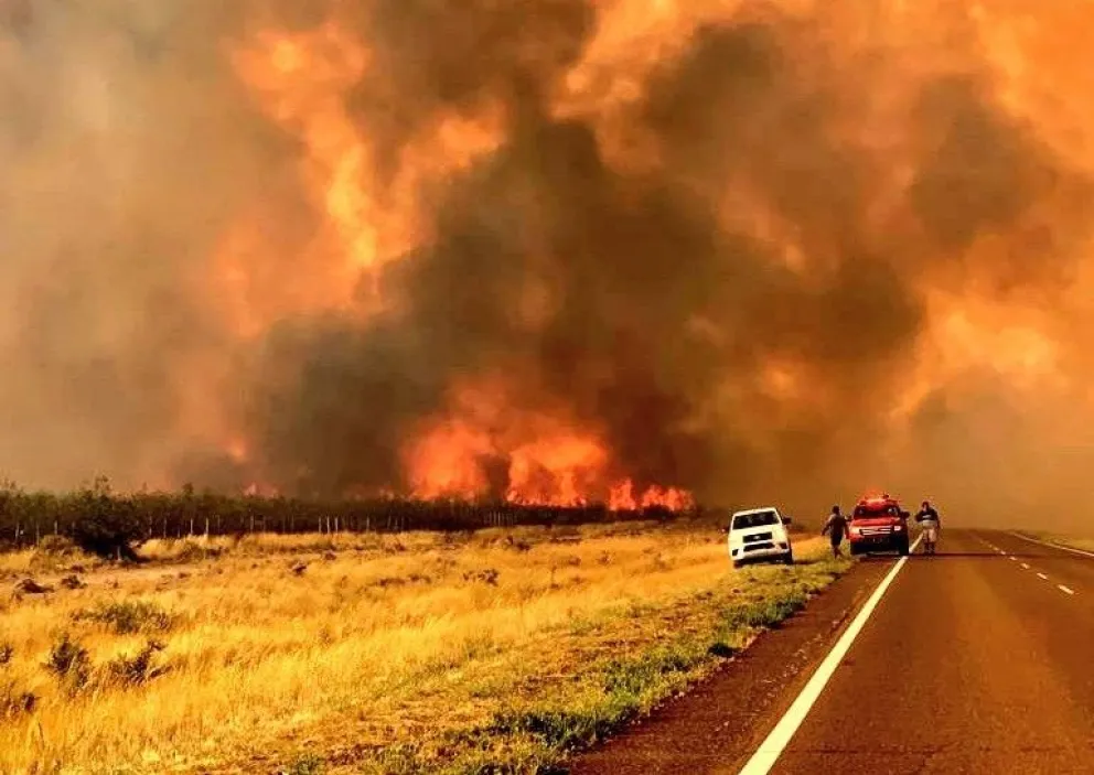Chubut: Incendio fuera de control obligó a cortar varias rutas y Pirámides quedó aislado