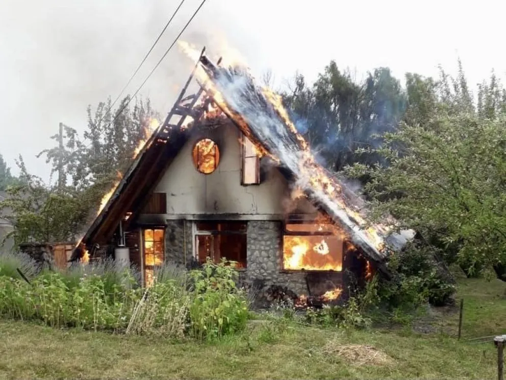 Voraz incendio redujo una vivienda a cenizas