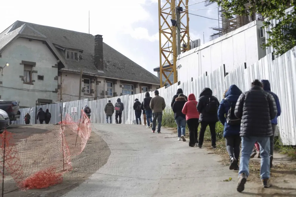 Continúan las largas filas para hisopados en el Hospital Zonal y el Centro Modular