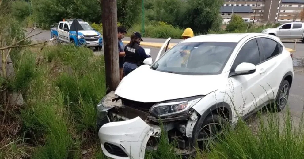 Turista positivo de COVID paseaba por la ciudad a gran velocidad y chocó contra un poste  