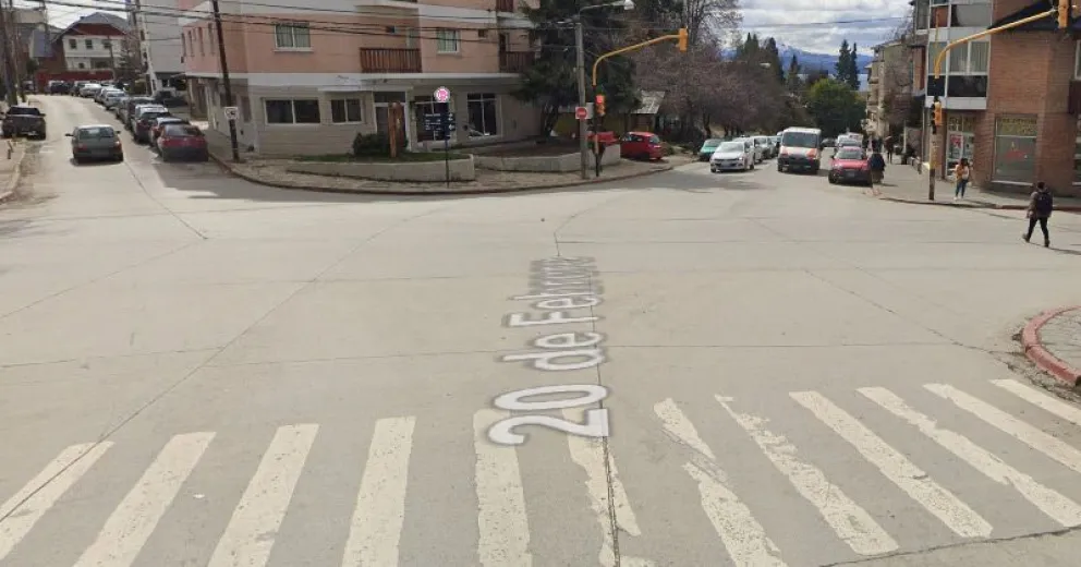 Un limpiador de vidrios pateó la puerta de un auto y amenazó a su conductor con un cuchillo