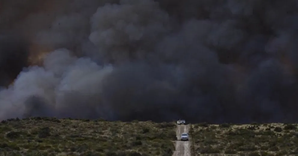 Las llamas avanzan hacia el istmo y aviones hidrantes no pueden salir por viento