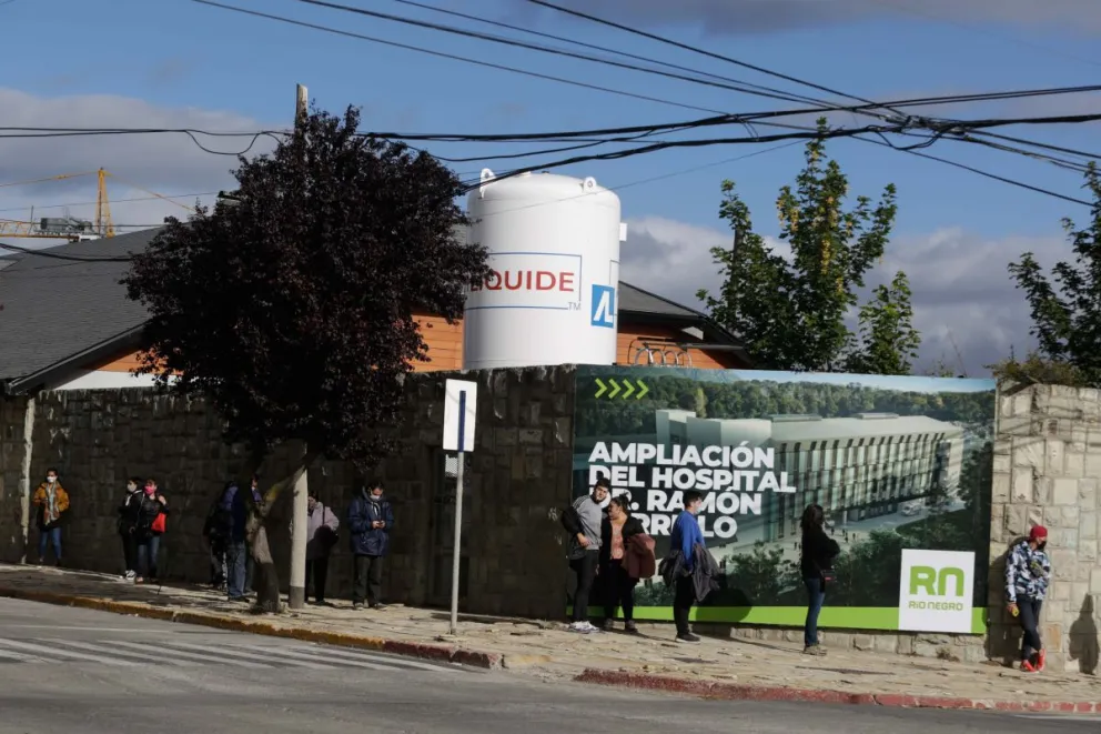 Hoy la fila de personas para realizarse hisopados llegó hasta calle Elflein 
