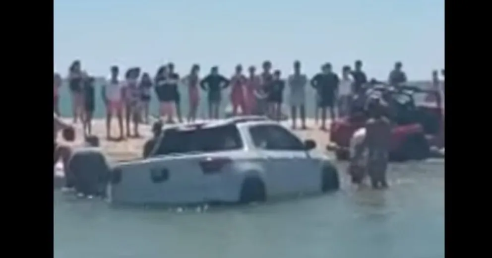 VIDEO: Empezó la temporada de autos atascados en el agua