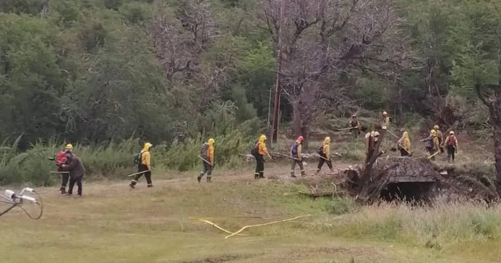 El trabajo de los brigadistas hace que el fuego no desarrolle crecimiento significativo
