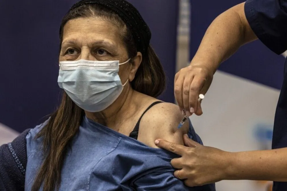 Estudio afirma que la cuarta dosis de la vacuna quintuplica los anticuerpos
