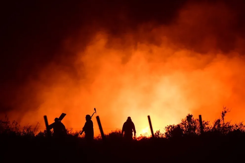 A causa de los vientos rotó el frente del incendio en la zona de Puerto Madryn
