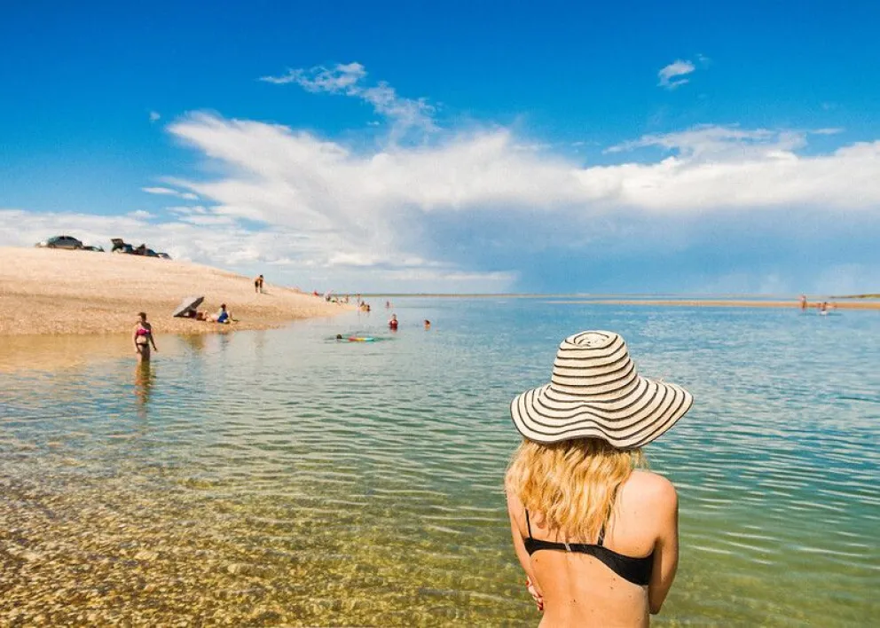 Estas son las playas rionegrinas de arena blanca, agua turquesa y cálida