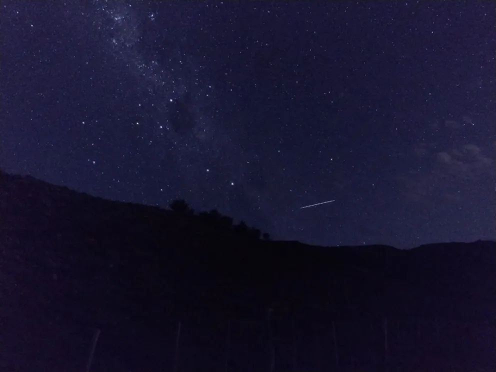 Un extraño espectáculo de luces hizo “mirar hacia arriba” a los barilochenses 
