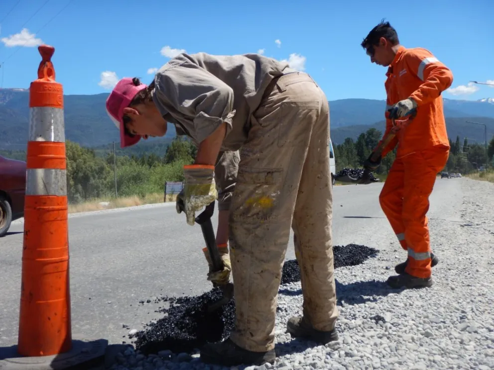 Realizan tareas de bacheo en la ruta a El Bolsón
