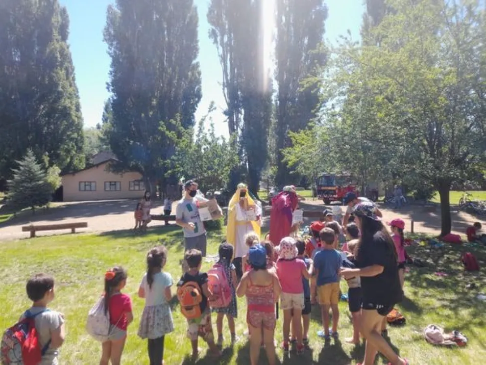Los Reyes Magos sorprendieron a los más chiquitos en Dina Huapi y Ñirihuau