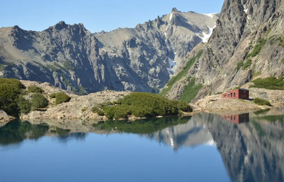 Qué recaudos hay que tomar para ir a Laguna Negra, un lugar incomparable   