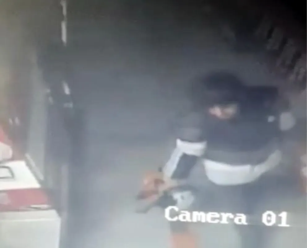 Robó en el cuartel de bomberos y lo filmaron, pero no hay noticias ni de él ni de las herramientas
