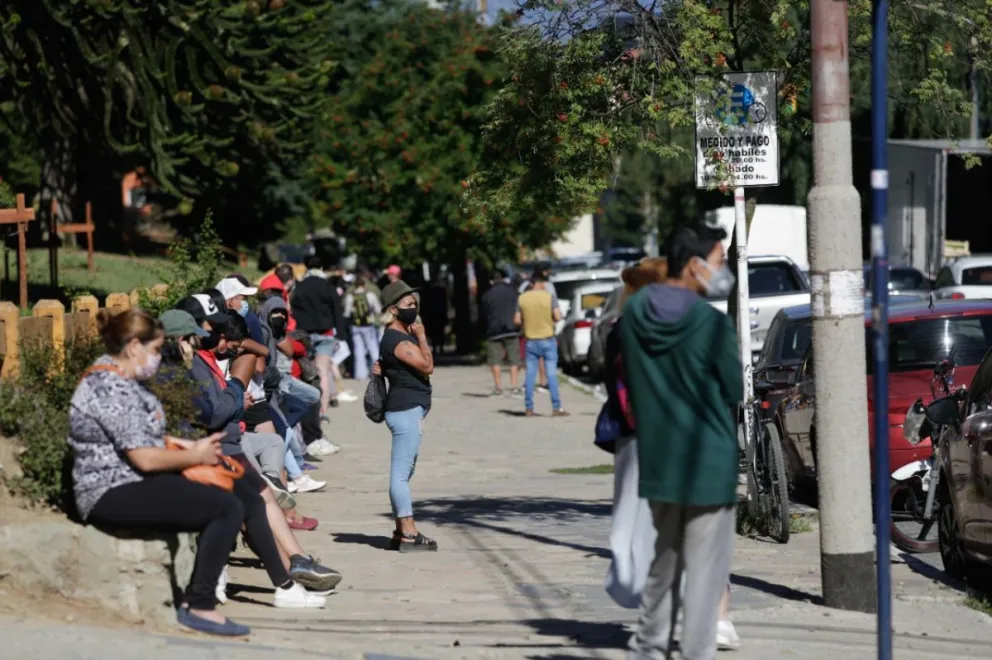 La fila en el hospital para hisoparse no tiene fin de semana  