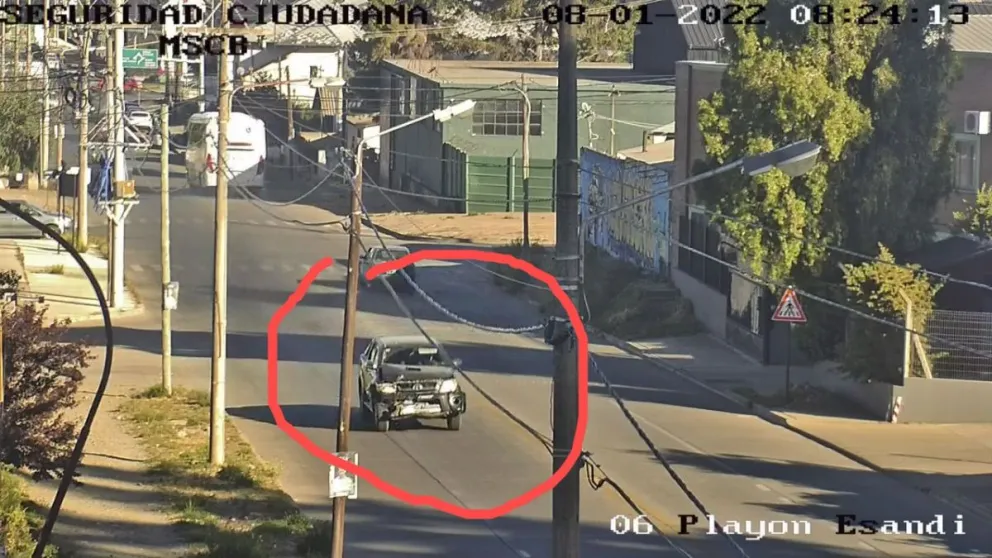 En total estado de ebriedad robó una camioneta, chocó a tres autos estacionados y se dio a la fuga