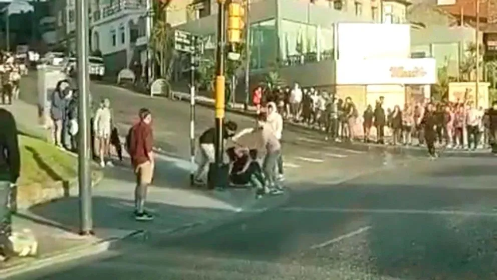 VIDEO: Tremenda golpiza en patota a un joven a la salida de un boliche