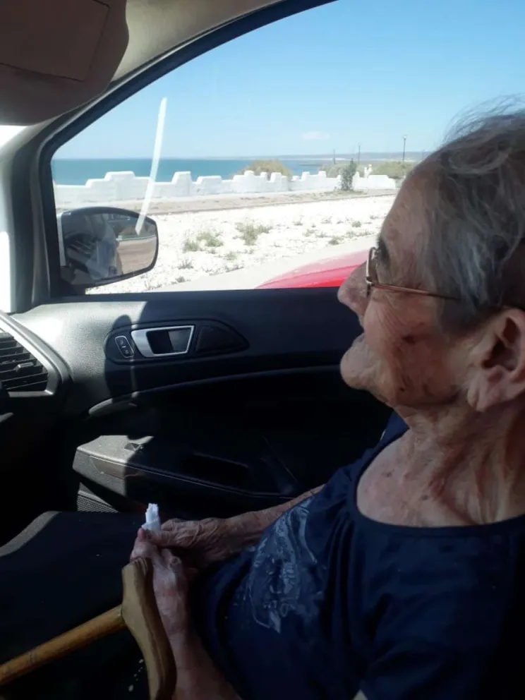 A los 100 años cumplió su sueño de conocer el mar en Las Grutas