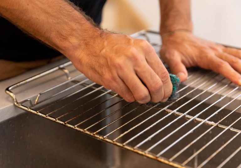 Cómo limpiar la rejilla del horno sin mover ni un solo dedo