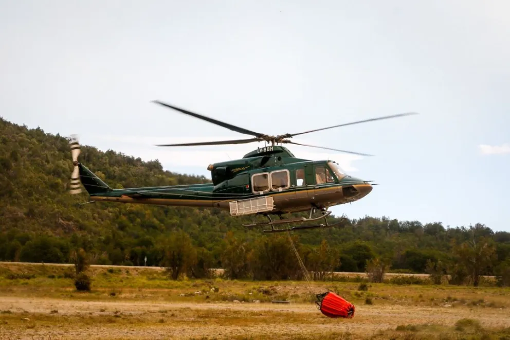 Tres aviones hidrantes y dos helicópteros trabajaron intensamente tras la reactivación de un foco