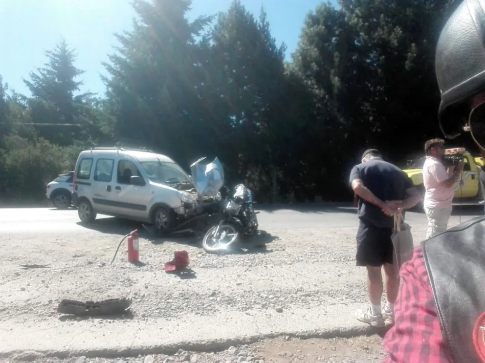 Violento choque entre una camioneta y una moto