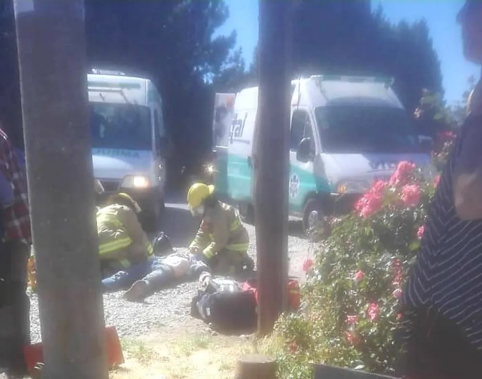 Un motociclista y su acompañante fueron trasladados al Hospital tras un choque frontal en Bustillo