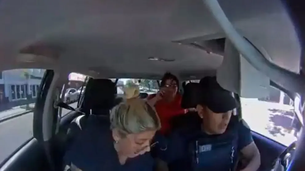 Video: con RCP una policía le salvó la vida a una bebé