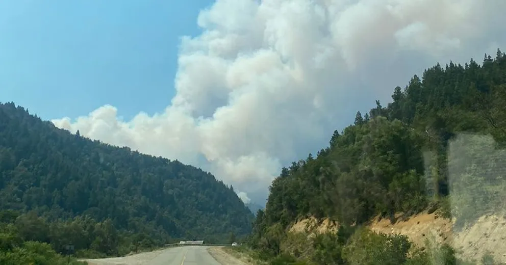 El corte vehicular se determinó porque el fuego "saltó" hacia la Ruta 40