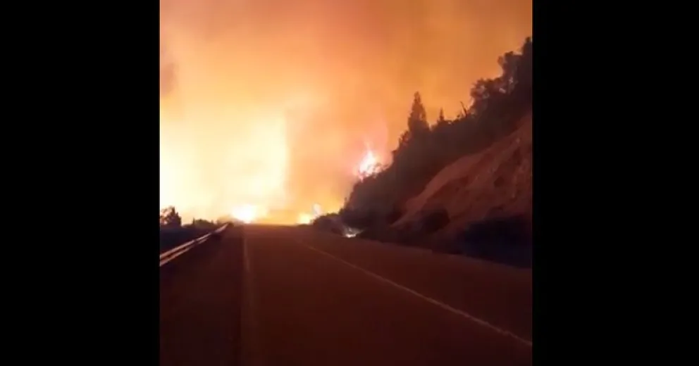 Impactante video: Así estaba el fuego sobre Ruta 40 cerca de las once de la noche