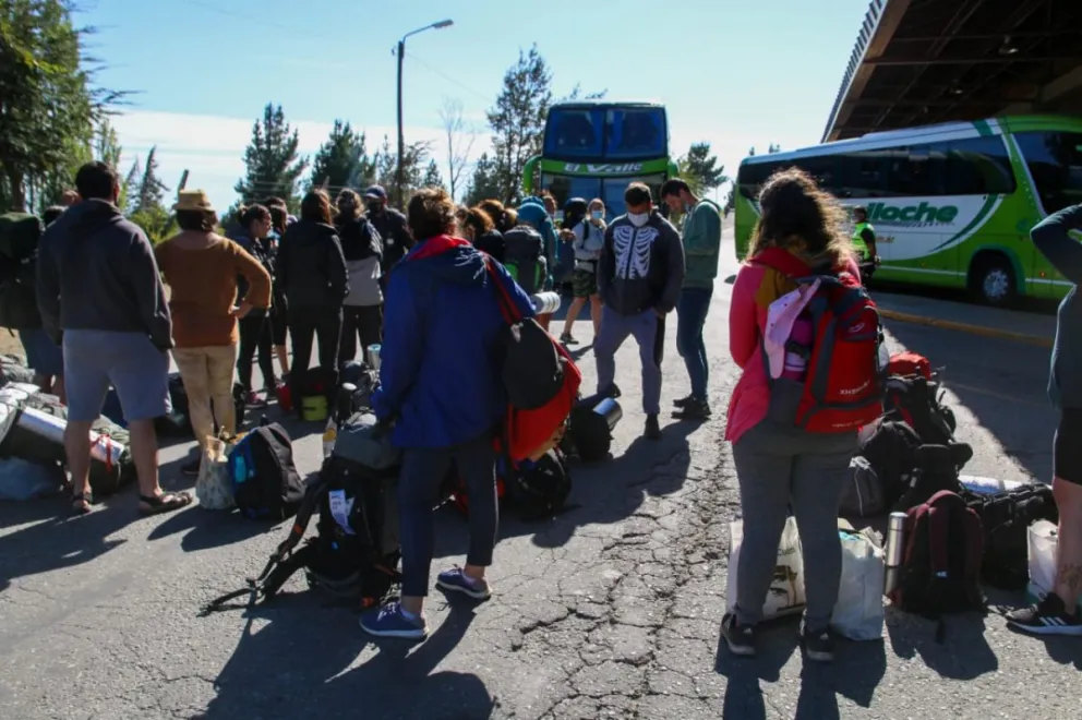 Turistas impidieron la salida de micros de la terminal