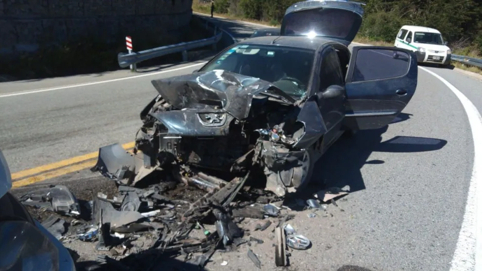 Impresionante choque frontal en la Ruta de los 7 Lagos