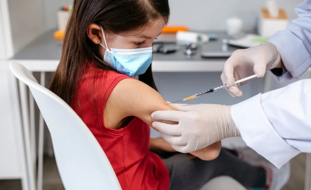 Buscan acelerar la vacunación pediátrica contra el Covid y otras patologías