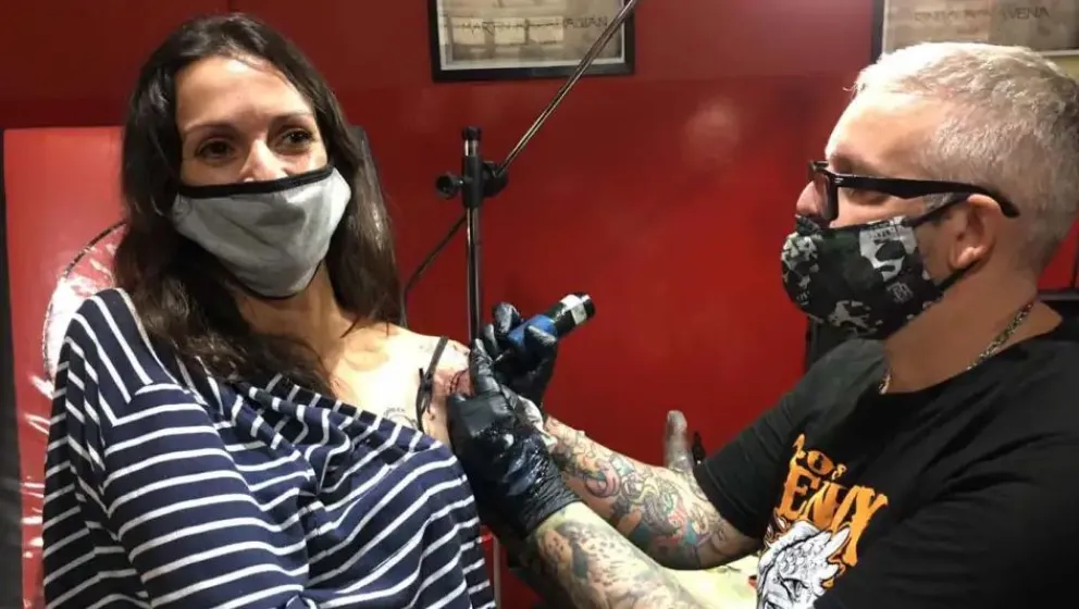 Tatuarán gratuitamente a mujeres barilochenses que sufrieron cáncer de mama