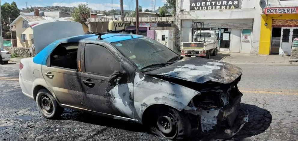 Susto en Onelli y Brown: se incendió un taxi  y el conductor apenas alcanzó a salir