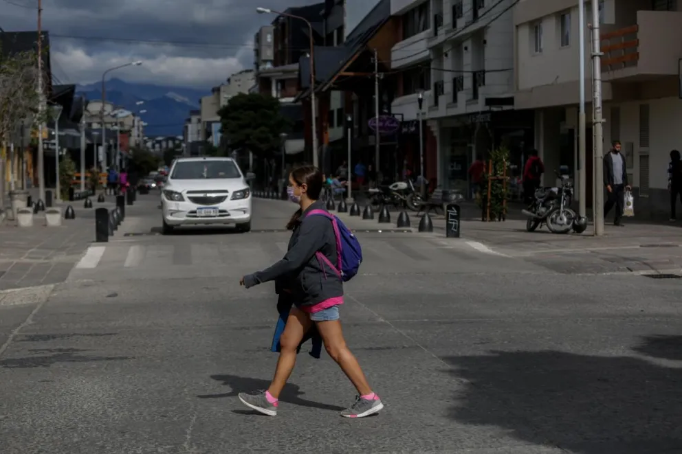 Transporte público con mucha carga de pasajeros 