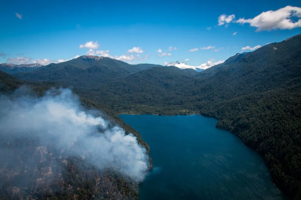 El clima no ayudará este jueves para combatir el incendio: Se esperan 29 grados y viento