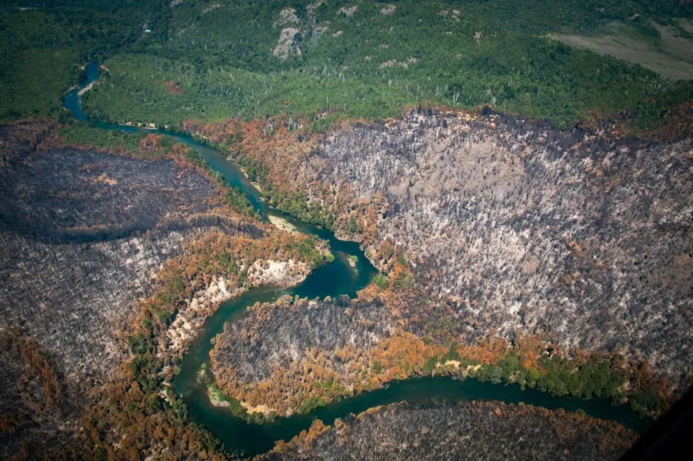 Continúa activo solo un sector del incendio en la zona del  lago Martin 