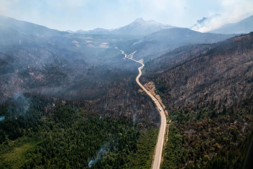 El parte del incendio dice que ahora son tres los focos contenidos y cinco los activos